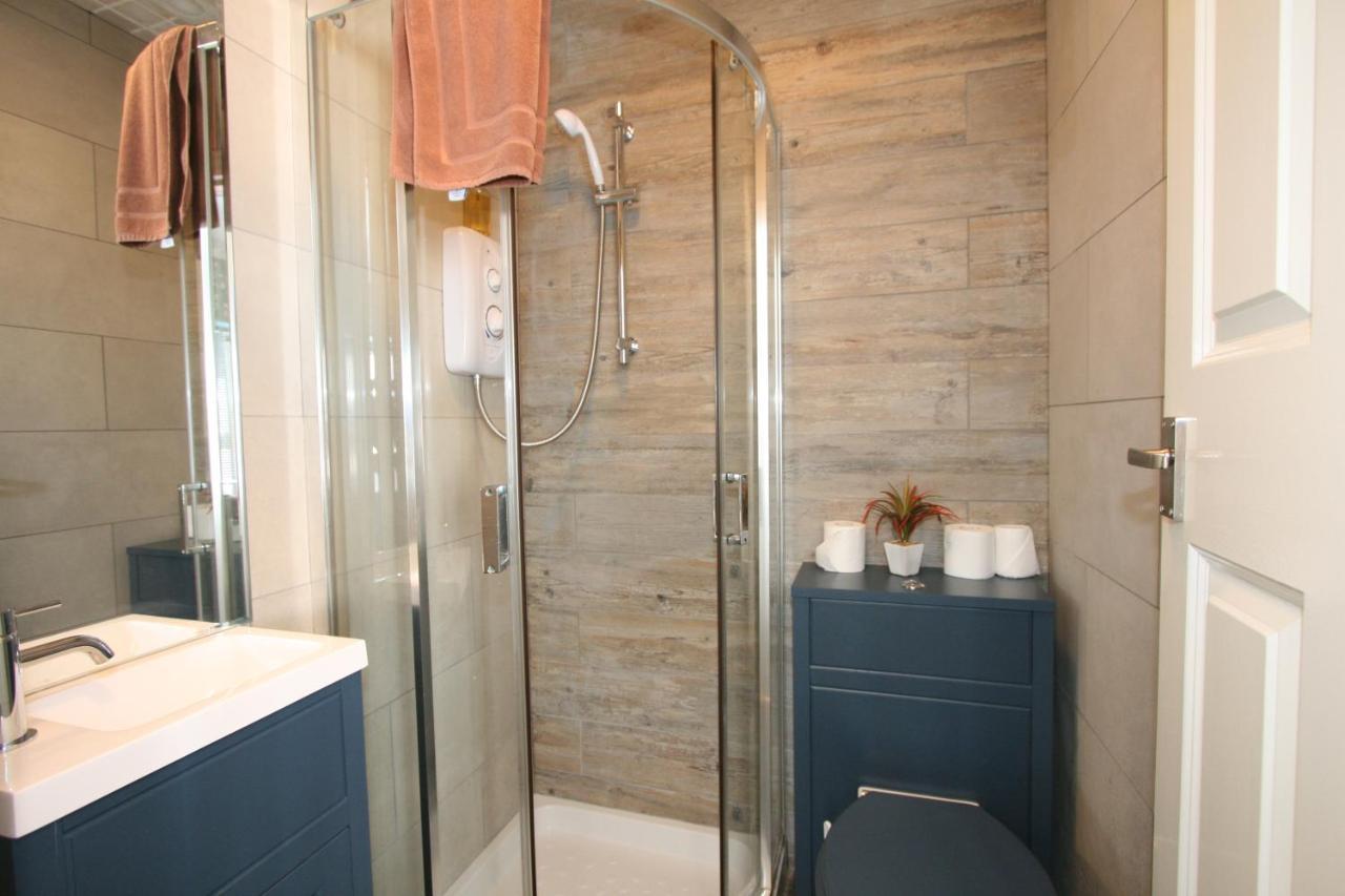Central Serviced Apartments By Roomsbooked Cheltenham Exterior photo