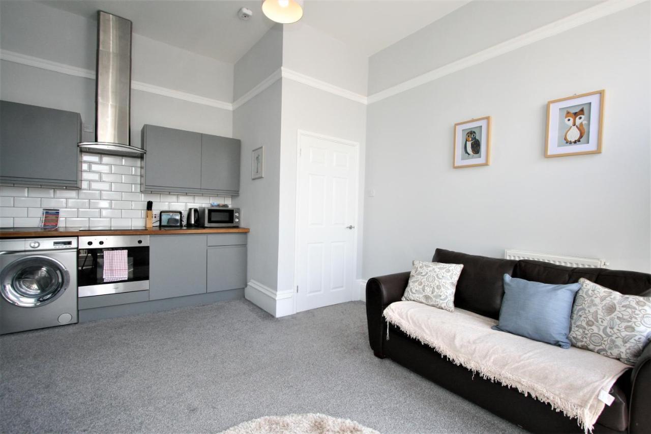 Central Serviced Apartments By Roomsbooked Cheltenham Exterior photo
